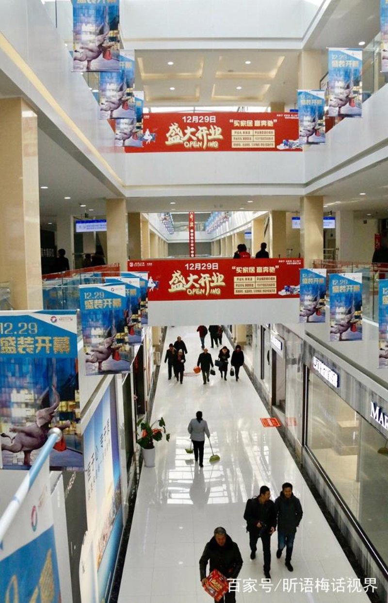 瑞和大酒店位于陕西省大荔县的商业中心地带，具体地址是东大街28号。